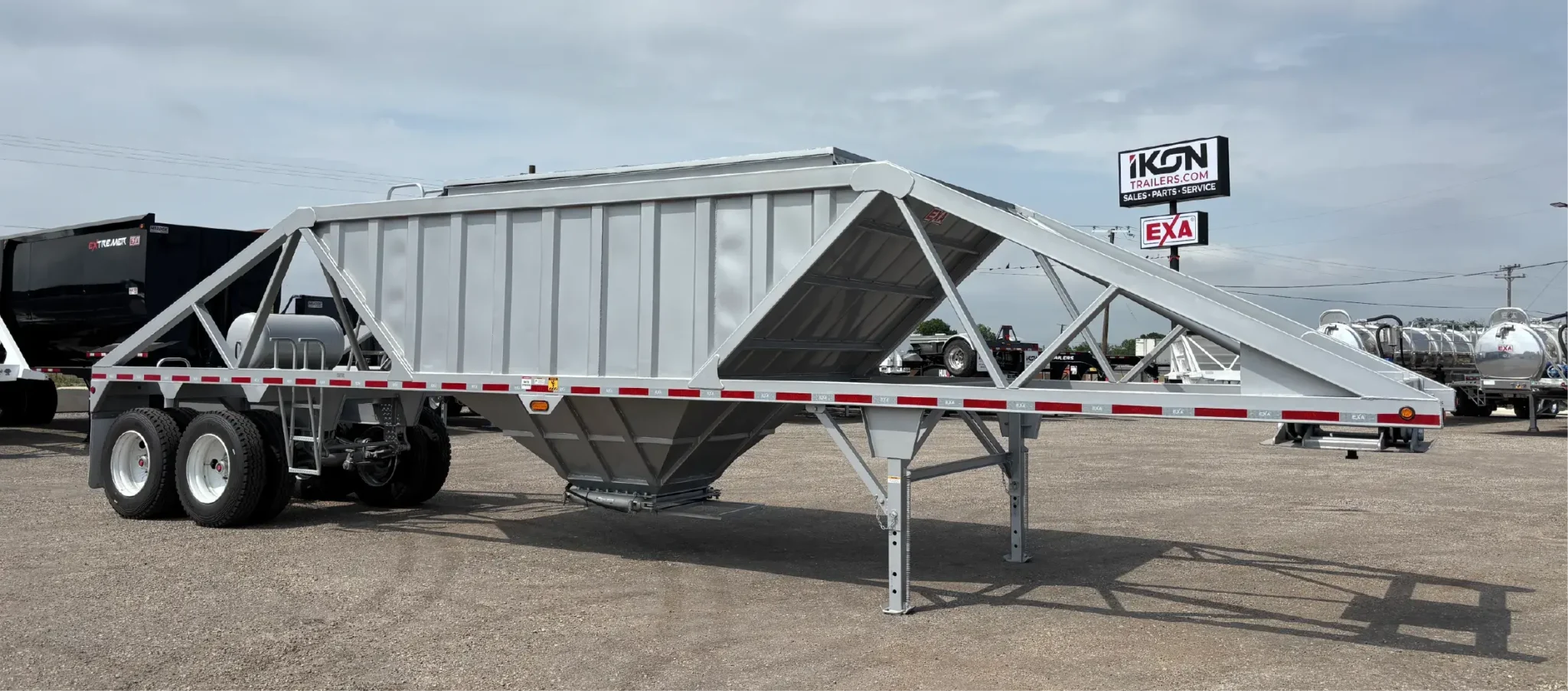 Sand hopper trailer