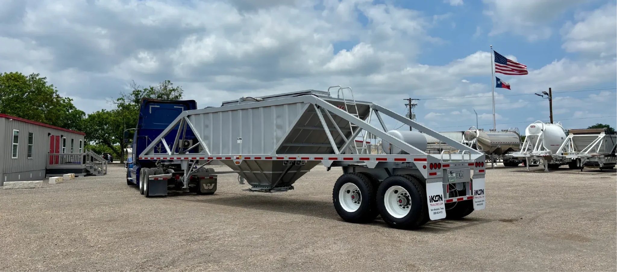Sand hopper trailer